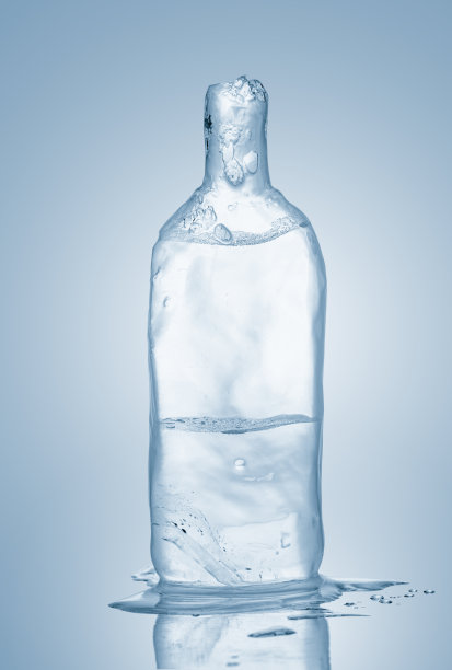 玻璃瓶形状的融化的冰块。用干净的冰做的雕塑。图片下载
