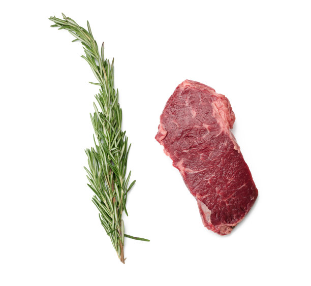 生牛肉肋眼与迷迭香在白色孤立的背景，俯视图图片下载