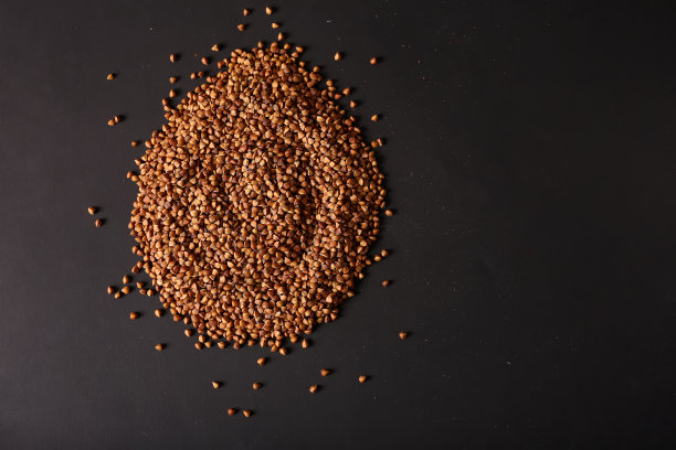 在黑色背景上的荞麦图片下载