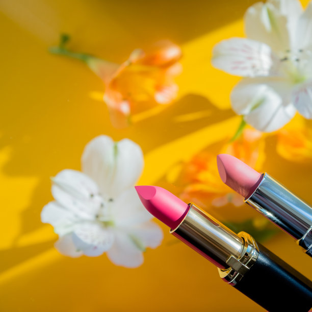 美容化妆品化妆品产品飞行。粉色唇膏和腮红在空中飘落。创意时尚的概念。美容彩妆设计色彩设定飞扬，飘逸。图片下载