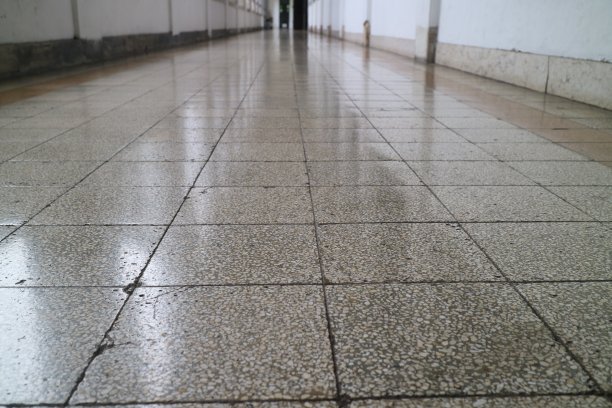 审美老瓷砖地板在灰色的彩色照片图片下载