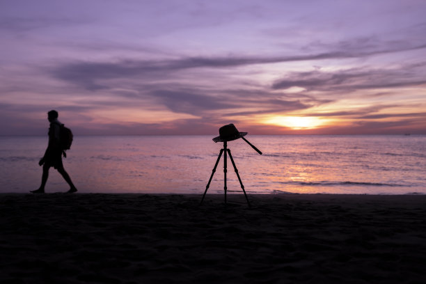 摄影师，摄影，游客，和紫色的海在泰国图片下载