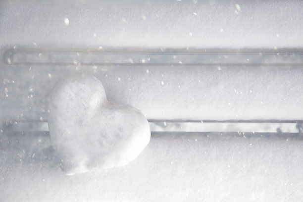 冬天的背景是一个冰雪覆盖的长椅上的冰冷的心，自然的纹理图片下载