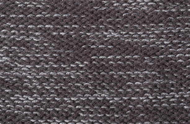 全框灰色和白色背景俯视图。针织纹理背景不同颜色和图案的毛线图片下载