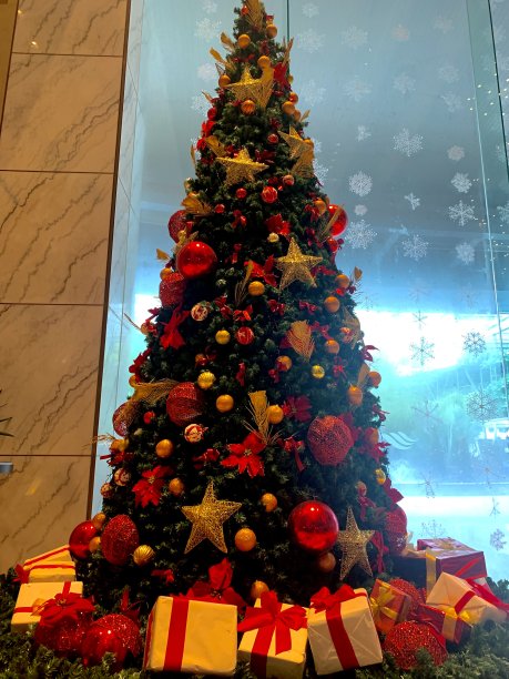 圣诞树上有可爱的装饰品图片下载