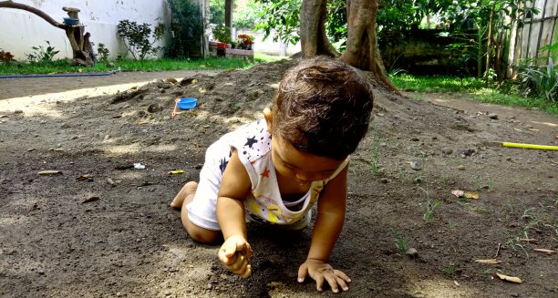 孩子在地上玩耍图片下载