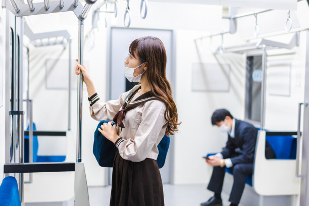 一个戴着面具的高中女生在火车上图片下载