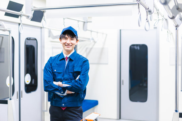 男性技术人员维护火车图片下载