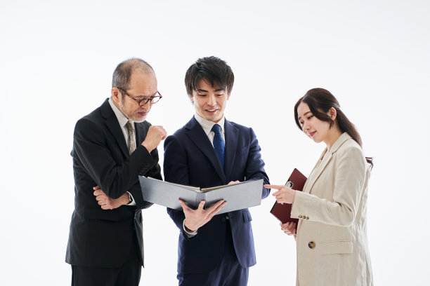 在白色背景下会面的亚洲商人图片下载
