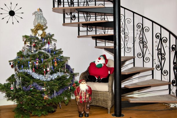 螺旋楼梯旁的圣诞装饰。图片下载