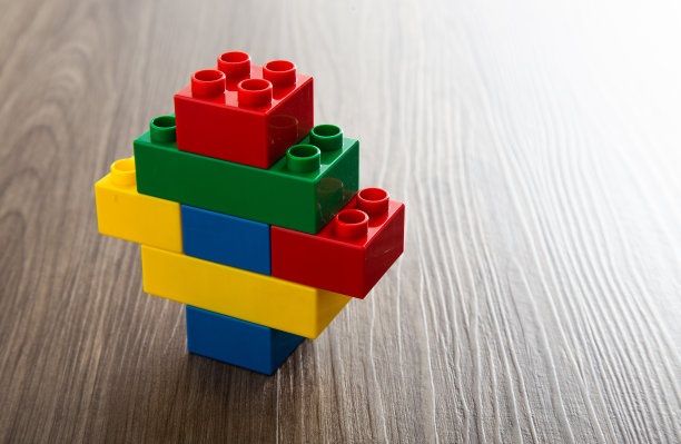 木桌上的彩色塑料块。图片下载