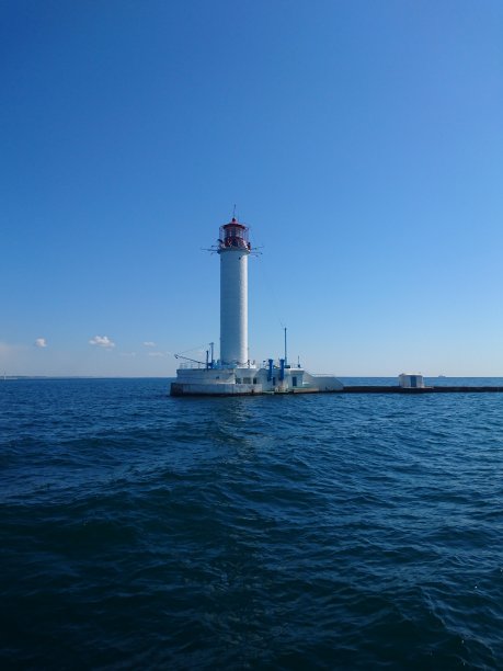 老沃龙佐夫灯塔。乘船游览海岸。图片下载