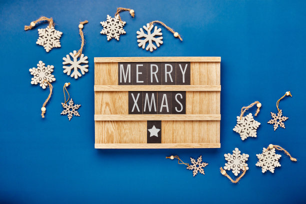 信板与文本圣诞快乐与圣诞节装饰在蓝色的背景。Flatlay。图片下载