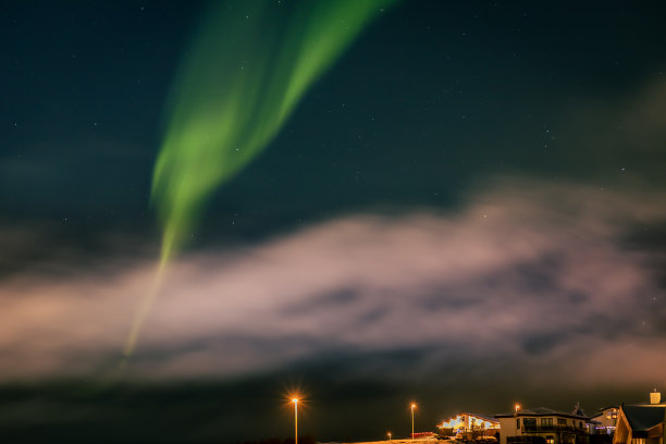 冰岛哈夫纳峡湾镇上空的绿色北极光。图片下载