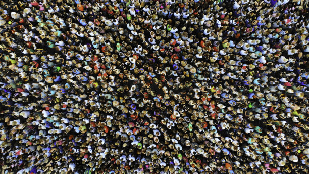 一大群人。人们聚集在一个地方。俯视图从无人机。图片下载