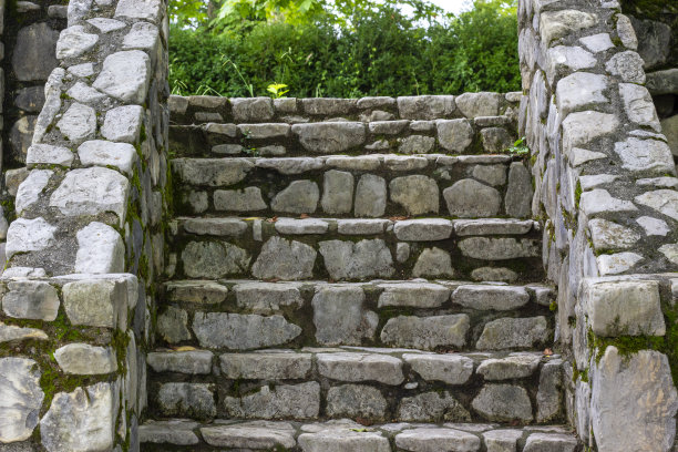 石阶景观。乡间的石阶。长满苔藓和杂草的古老石阶。明亮和正常版本。历史概念。图片下载