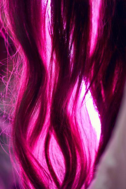 一个女人的美丽肖像与一个美丽的发型和坚强的头发。面部肌肤光滑细腻，妆容自然图片下载