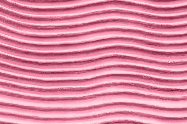 用淡粉色涂成波浪状结构的装饰性墙图片下载