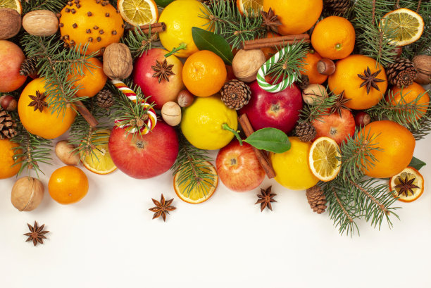 天然组成的新鲜水果，圣诞树的树枝，干橙，肉桂棒和八角，顶视图，复制空间。图片下载