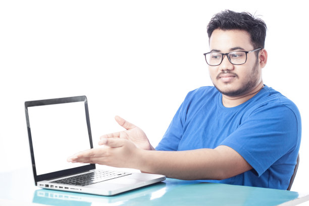 一名男子指着他的笔记本电脑上的白色空白屏幕图片下载