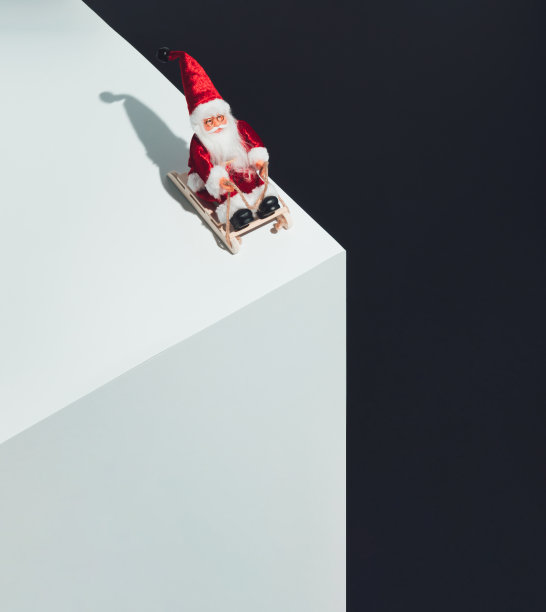 圣诞老人雪橇上的最小新年概念。创意寒假点子。圣诞快乐。图片下载