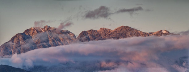 夕阳下的雪山，来自加拿大温哥华图片下载