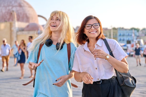 母亲和十几岁的女儿一起走在古老的旅游小镇上。图片下载