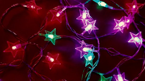 圣诞花环上有星星形状的圣诞彩灯，圣诞花环图片下载