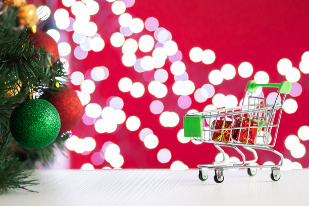圣诞销售，购物车和礼物和圣诞树与发光的魔术灯的背景图片下载