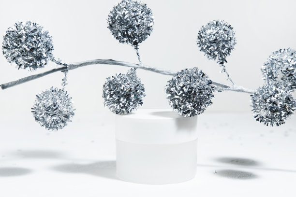 圣诞化妆品白色背景。保湿化妆品的模型装在一个罐子里，白色背景上有圣诞装饰。美容或冬季护肤概念。给女性的圣诞礼物。本空间图片下载