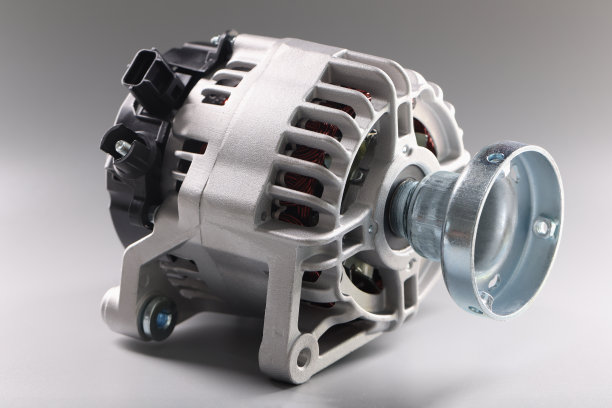 灰色背景上的汽车发电机部件特写图片下载