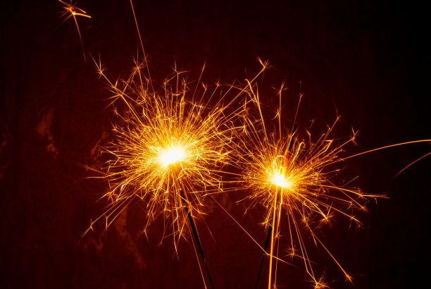 明亮的燃烧的火花在黑暗的背景图片下载