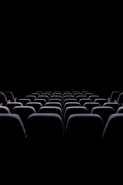 音乐厅，电影院，有关闭的灯和软座位。图片下载