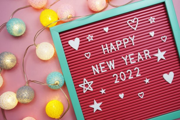新年快乐，2022字母在粉红色的背景图片下载