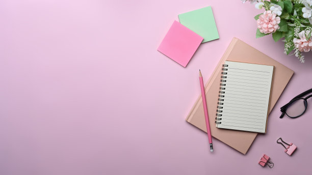 俯视图女性工作空间与空笔记本，眼镜和便利贴。图片下载
