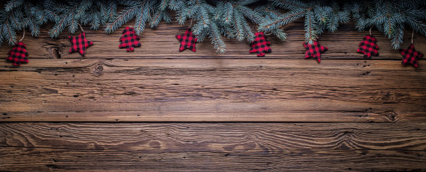 舒适的复制空间背景与云杉树枝和圣诞树装饰在谷仓木材图片下载