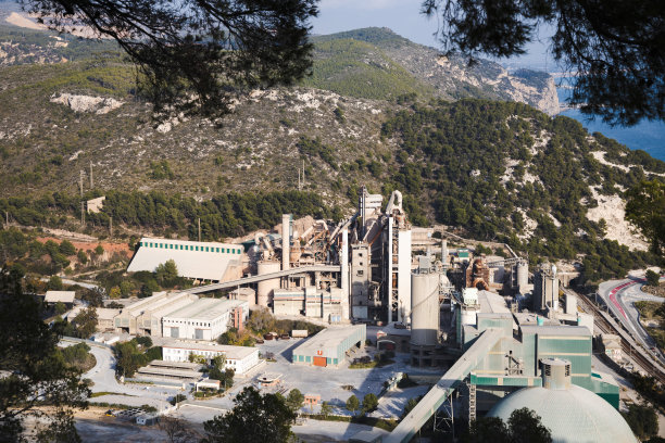 加拉夫自然公园的旧水泥厂，锡切斯，加泰罗尼亚，污染图片下载