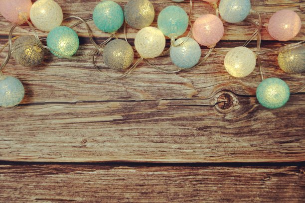 木质背景上彩色LED棉球装饰图片下载