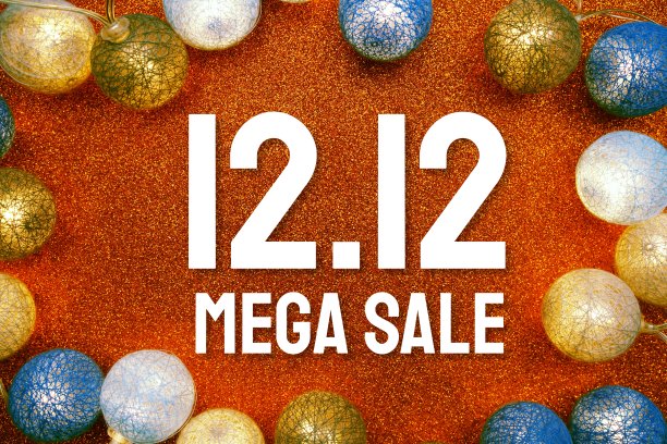 12.12 Mega Sale文本和LED棉球装饰在橙色闪光的背景图片下载