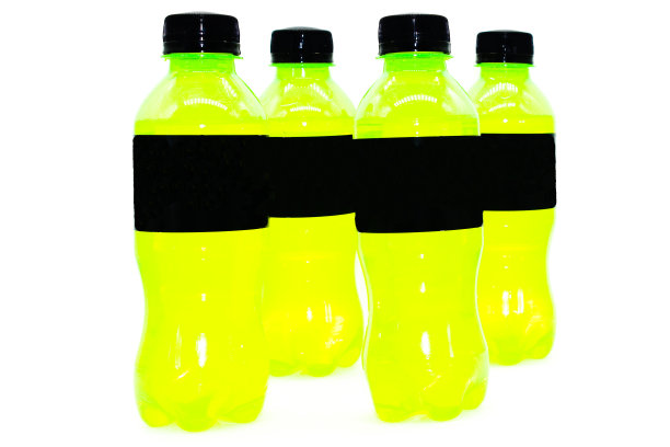 冷饮瓶在白色背景和选择性聚焦图片下载