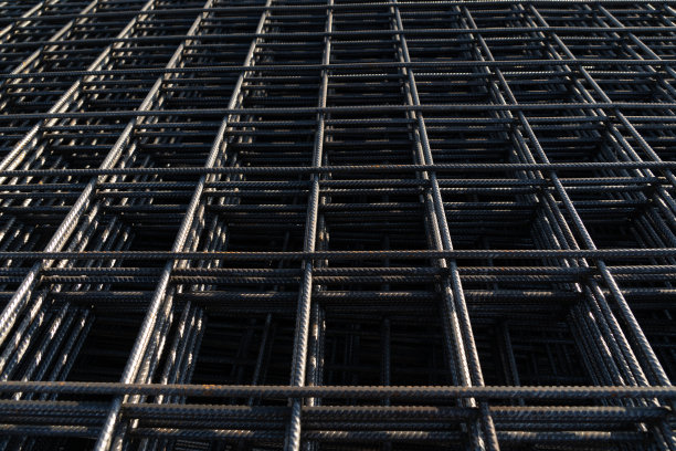 钢筋与钢丝粘结，用作建筑基础设施。钢筋的哪一部分由于化学反应生锈了。图片下载