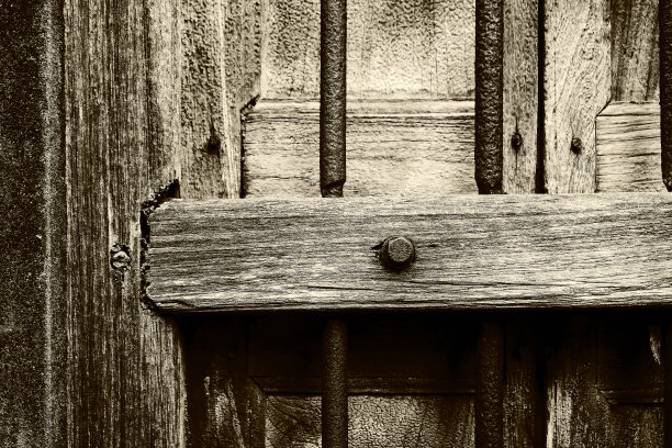 一个破旧的木头破窗的黑褐色图像。印度西孟加拉邦的豪拉。图片下载