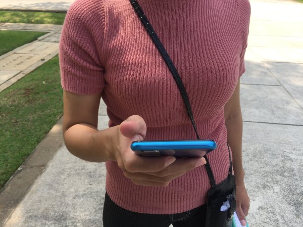 通过手机在公共区域开放社交媒体。图片下载