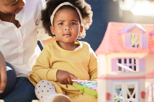 一张母亲和女儿在花园里玩耍的照片图片下载