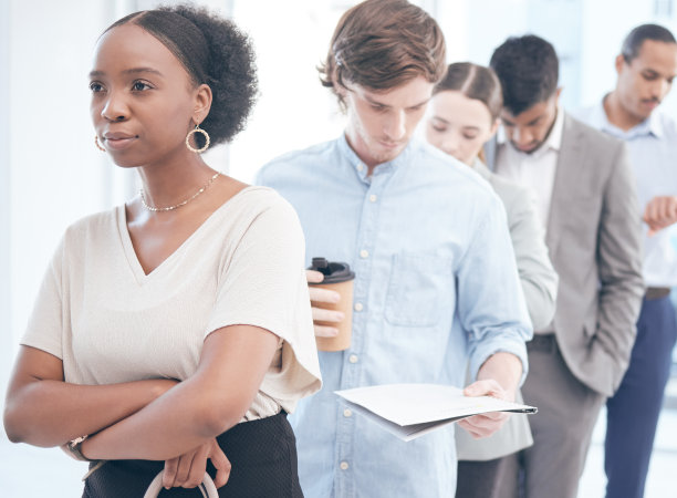 一群商人在办公室排队图片下载