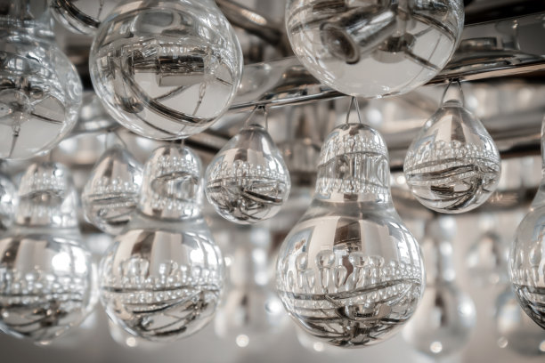 由多种玻璃形状制成的现代吊灯，特写图片下载