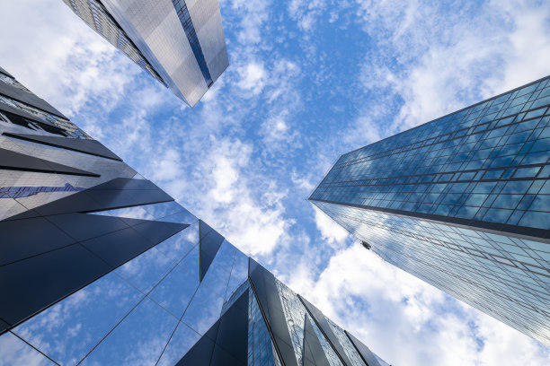 当代玻璃摩天大楼反映蓝天的观点图片下载