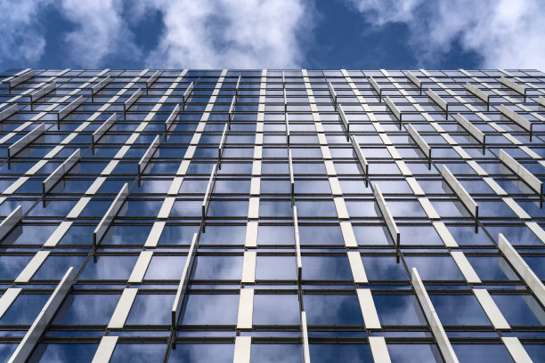 当代玻璃摩天大楼反映蓝天的观点图片下载