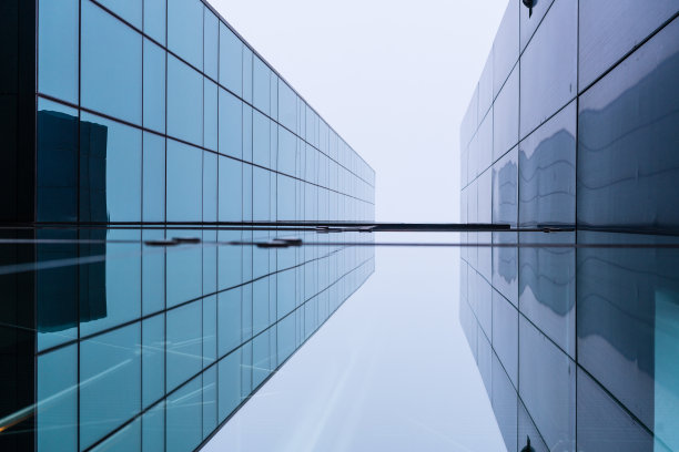 抽象的建筑反射。图片下载