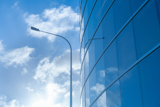 抽象的蓝色建筑在蓝色的背景。图片下载